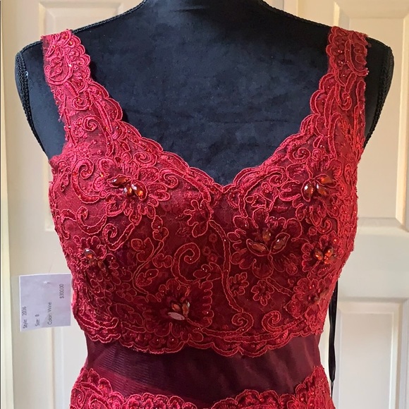 A formal dress - Picture 3 of 4